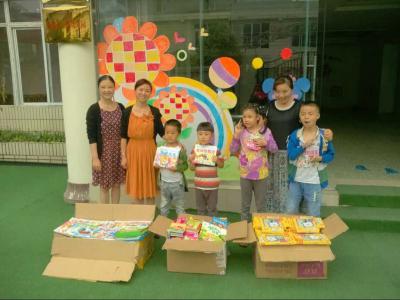 温江区实验幼儿园捐赠图书